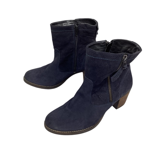 Taos Standout Suede Embossed Boot Black - Picture 1 of 13